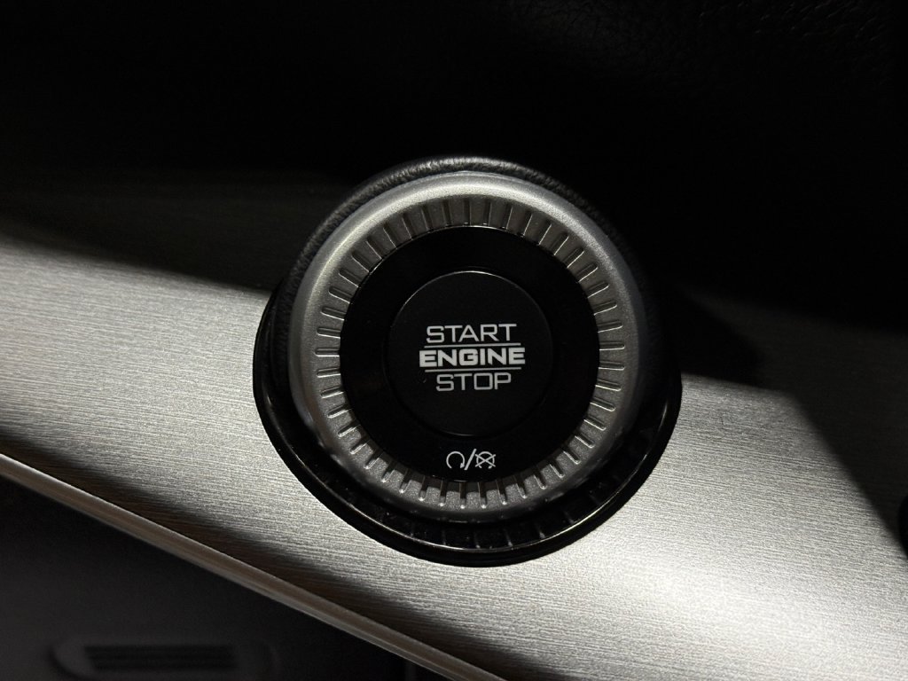 Used 2025 Jeep Wagoneer L Series II AWD/4WD image 17