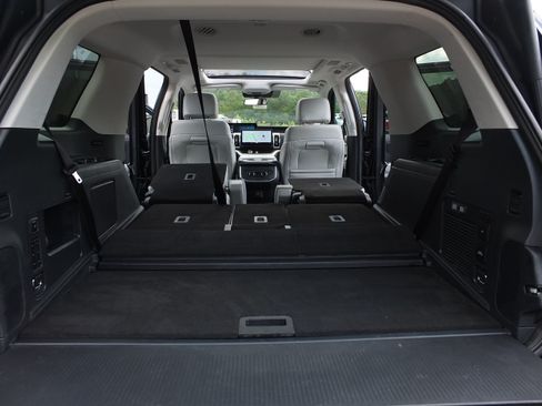 Used 2025 Ford Expedition Platinum w/ Driver's Package AWD/4WD image 18