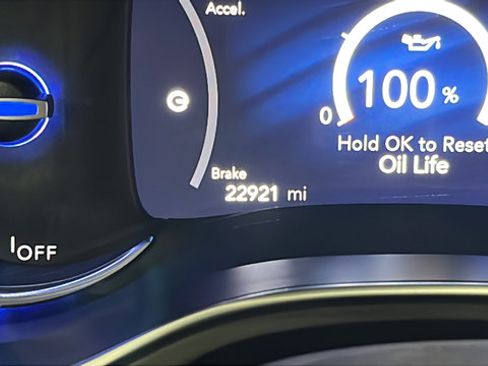 Used 2023 Chrysler Pacifica Limited w/ Uconnect Theater Family Group FWD image 10