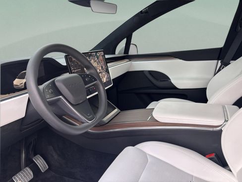Used 2024 Tesla Model X image 17