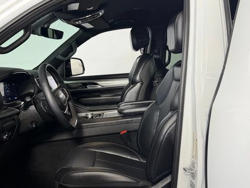 Used 2025 Jeep Wagoneer 4WD image 17