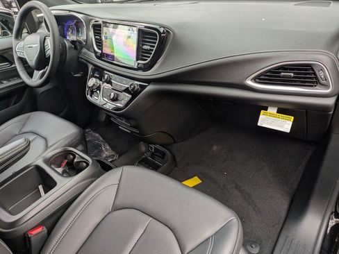 New 2026 Chrysler Pacifica Select FWD image 29