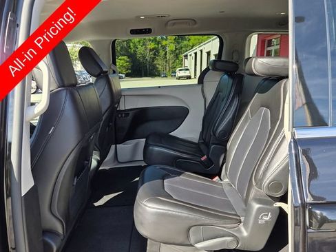 Used 2024 Chrysler Pacifica Touring-L FWD image 10