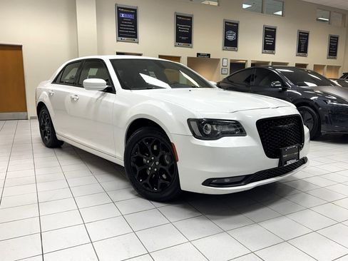 Used 2017 Chrysler 300 S image 10