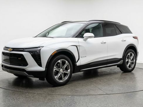 Used 2025 Chevrolet Blazer LT FWD image 3