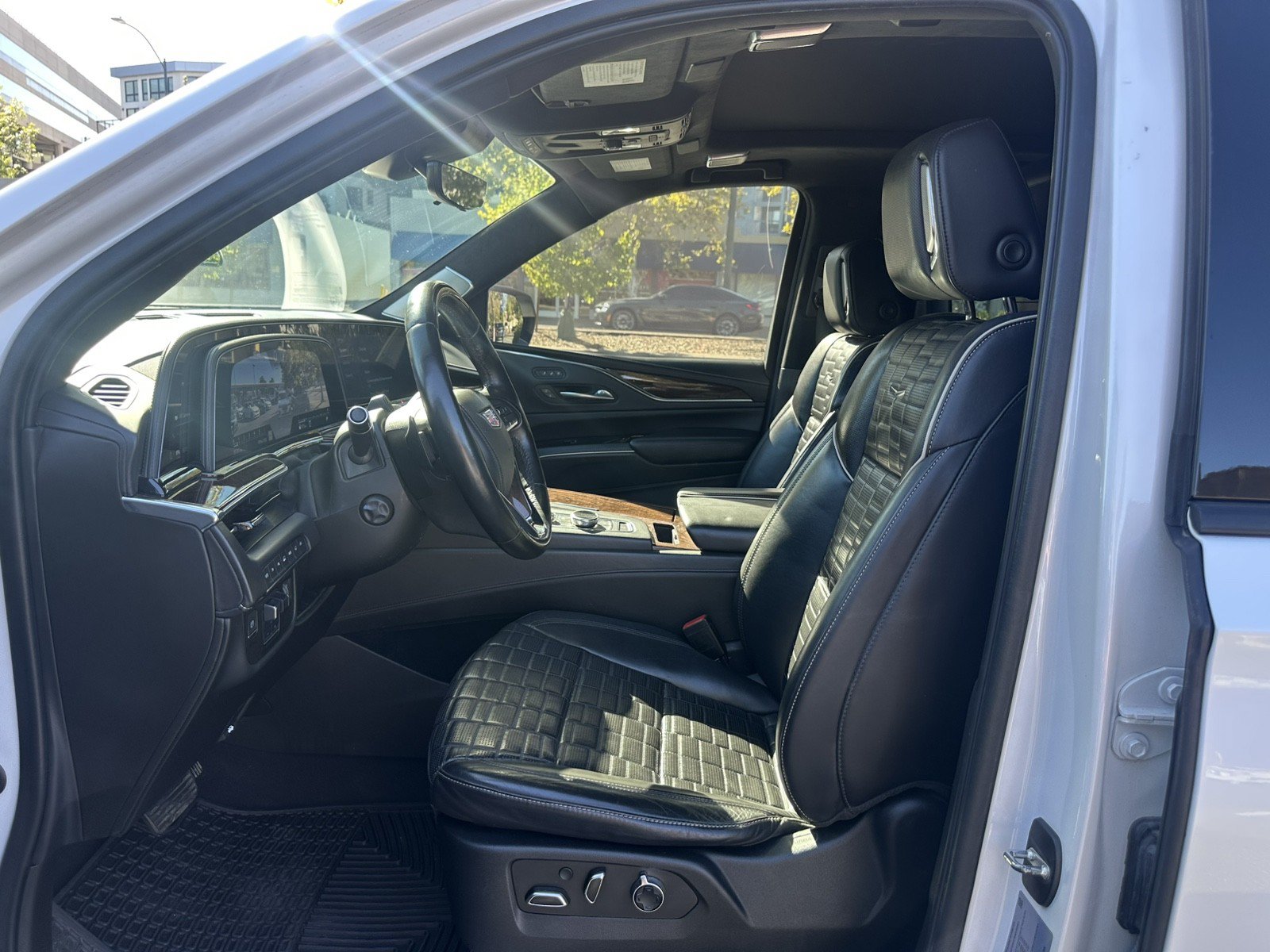 Used 2021 Cadillac Escalade Sport Platinum w/ LPO, ONYX Package AWD/4WD image 17