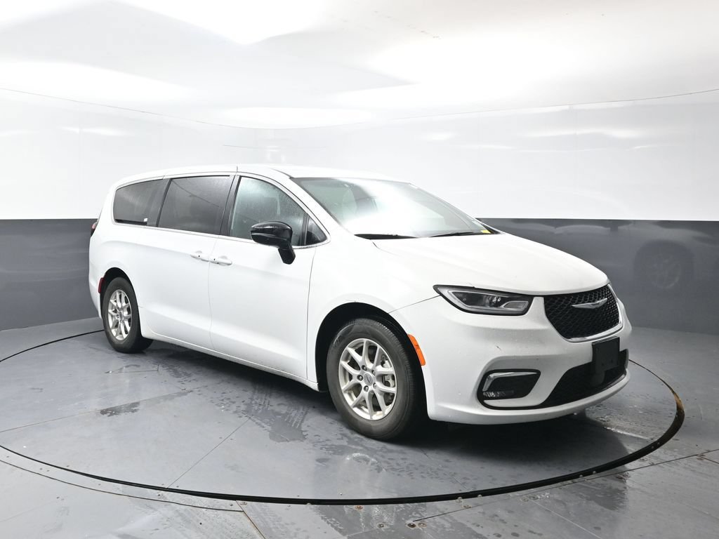 Used 2025 Chrysler Pacifica Select FWD image 5