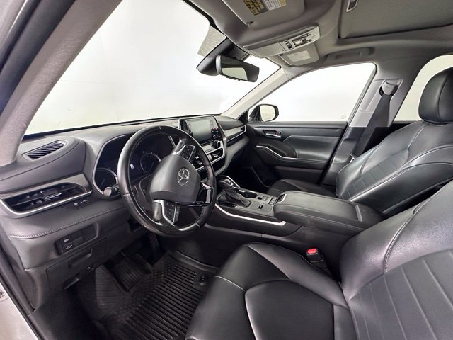 Used 2021 Toyota Highlander XLE AWD/4WD image 13