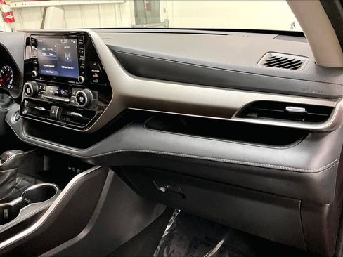 Used 2021 Toyota Highlander LE image 18