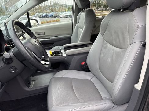 Used 2021 Toyota Sienna Limited image 13