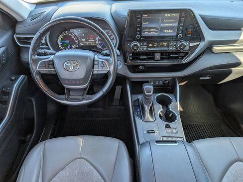 Used 2022 Toyota Highlander Bronze Edition image 6
