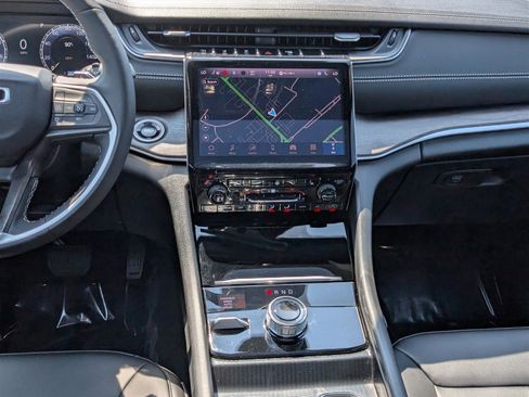 Used 2025 Jeep Grand Cherokee L Limited image 21