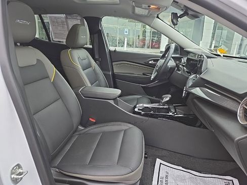 Used 2025 Chevrolet Trax ACTIV w/ Sunroof Package image 17