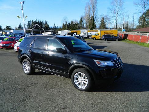 Used 2017 Ford Explorer 4WD image 2