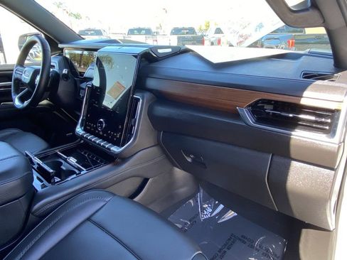 Used 2025 GMC Yukon XL Denali image 17