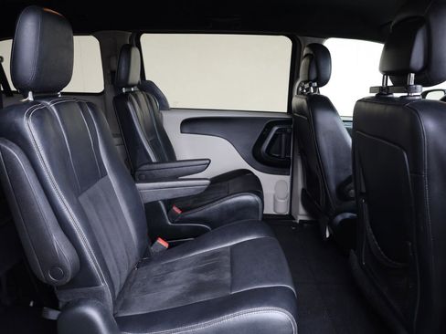Used 2017 Dodge Grand Caravan SXT FWD image 17