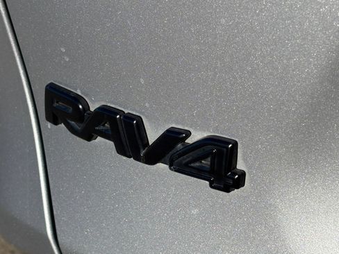 Used 2022 Toyota RAV4 LE image 11