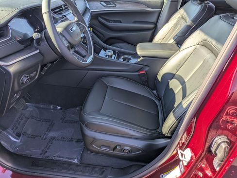 New 2025 Jeep Grand Cherokee Limited image 12