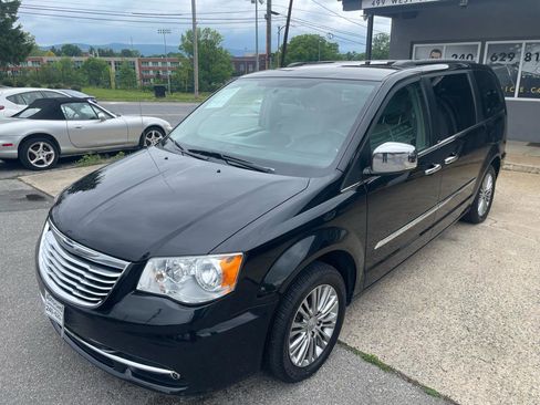Used 2013 Chrysler Town & Country Touring-L w/ Entertainment Group #2 FWD image 24