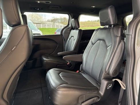 Used 2025 Chrysler Pacifica Select image 6