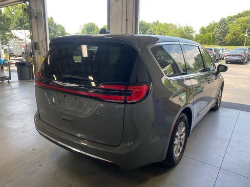 Used 2025 Chrysler Pacifica Select FWD image 4