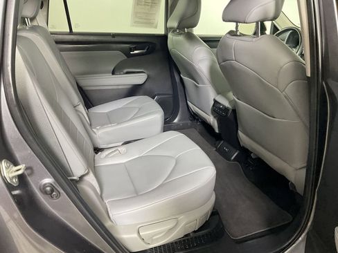 Used 2024 Toyota Highlander XLE image 25