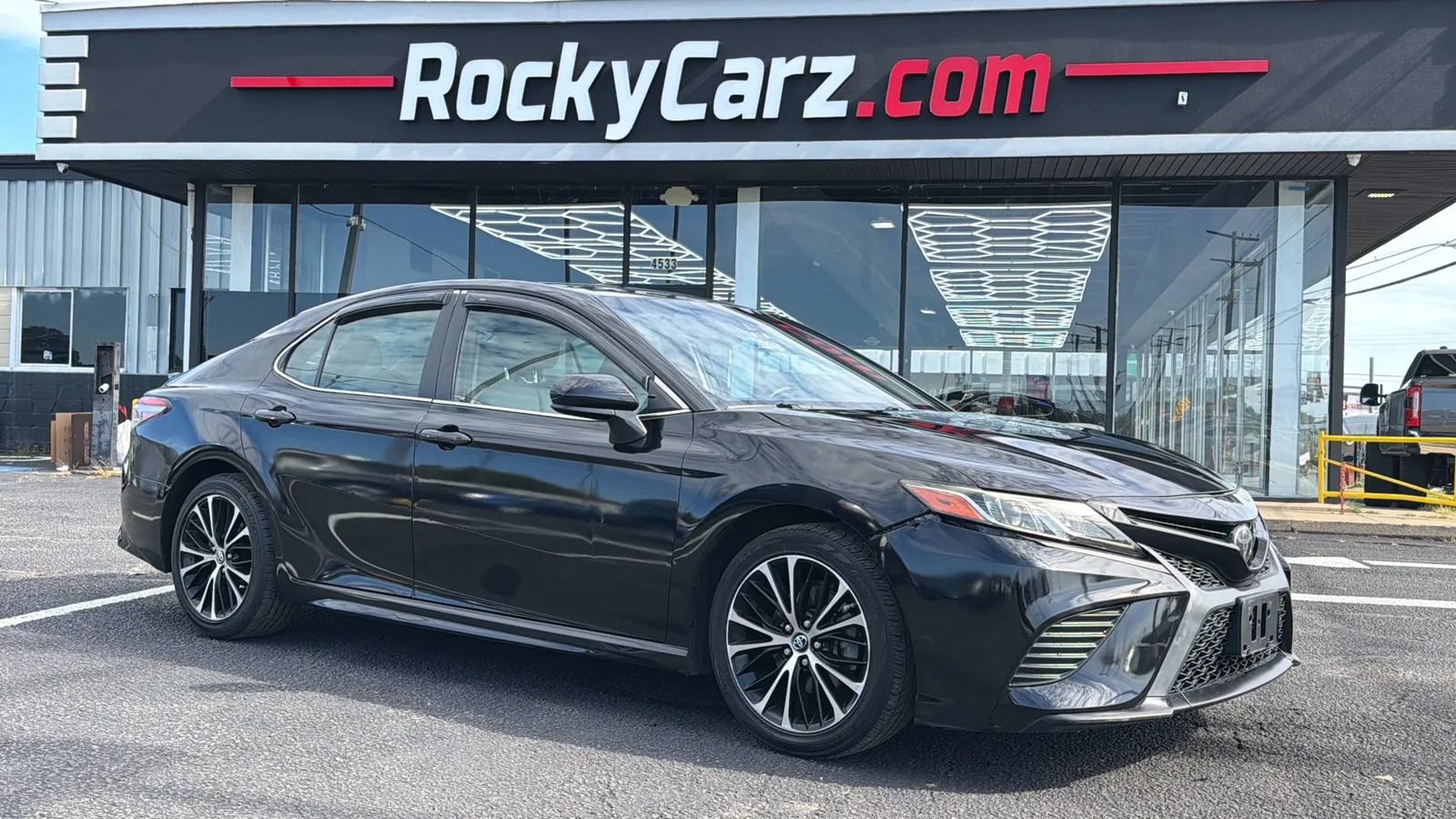 Used 2018 Toyota Camry SE FWD image 1