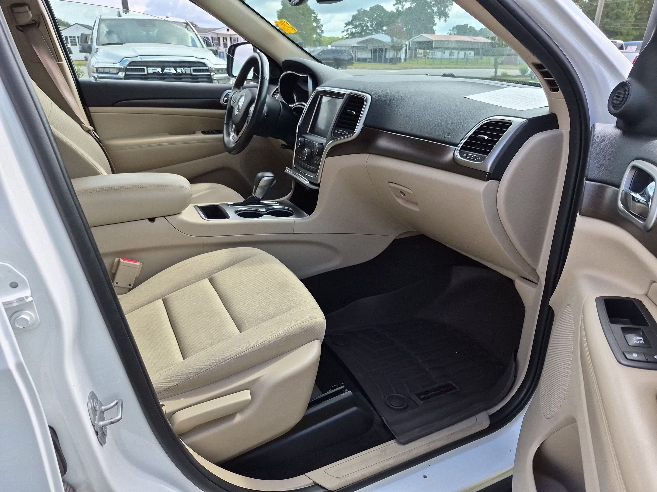 Used 2018 Jeep Grand Cherokee Laredo RWD image 23