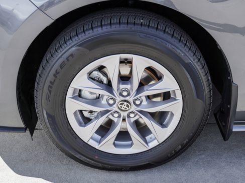 Used 2025 Toyota Sienna XLE image 12