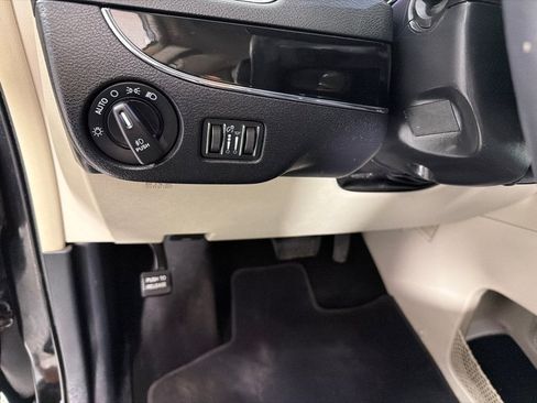 Used 2016 Chrysler Town & Country Limited FWD image 14