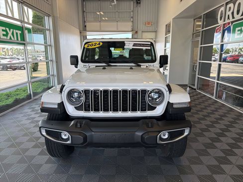 Used 2024 Jeep Wrangler Unlimited Sahara AWD/4WD image 2