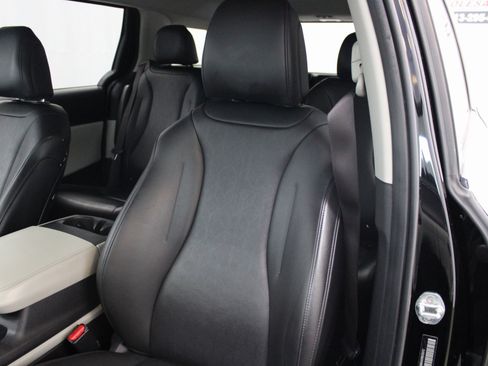 Used 2022 Kia Carnival LX image 15