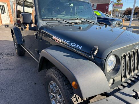 Used 2018 Jeep Wrangler Unlimited Rubicon w/ Connectivity Group image 16