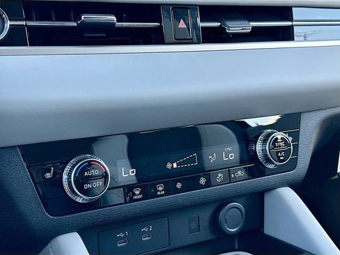 New 2025 Mitsubishi Outlander SE image 11