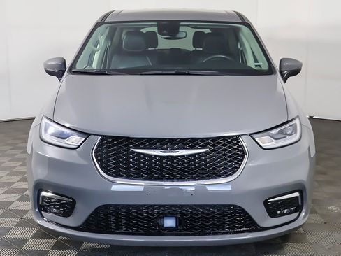 Used 2023 Chrysler Pacifica Touring-L FWD image 12