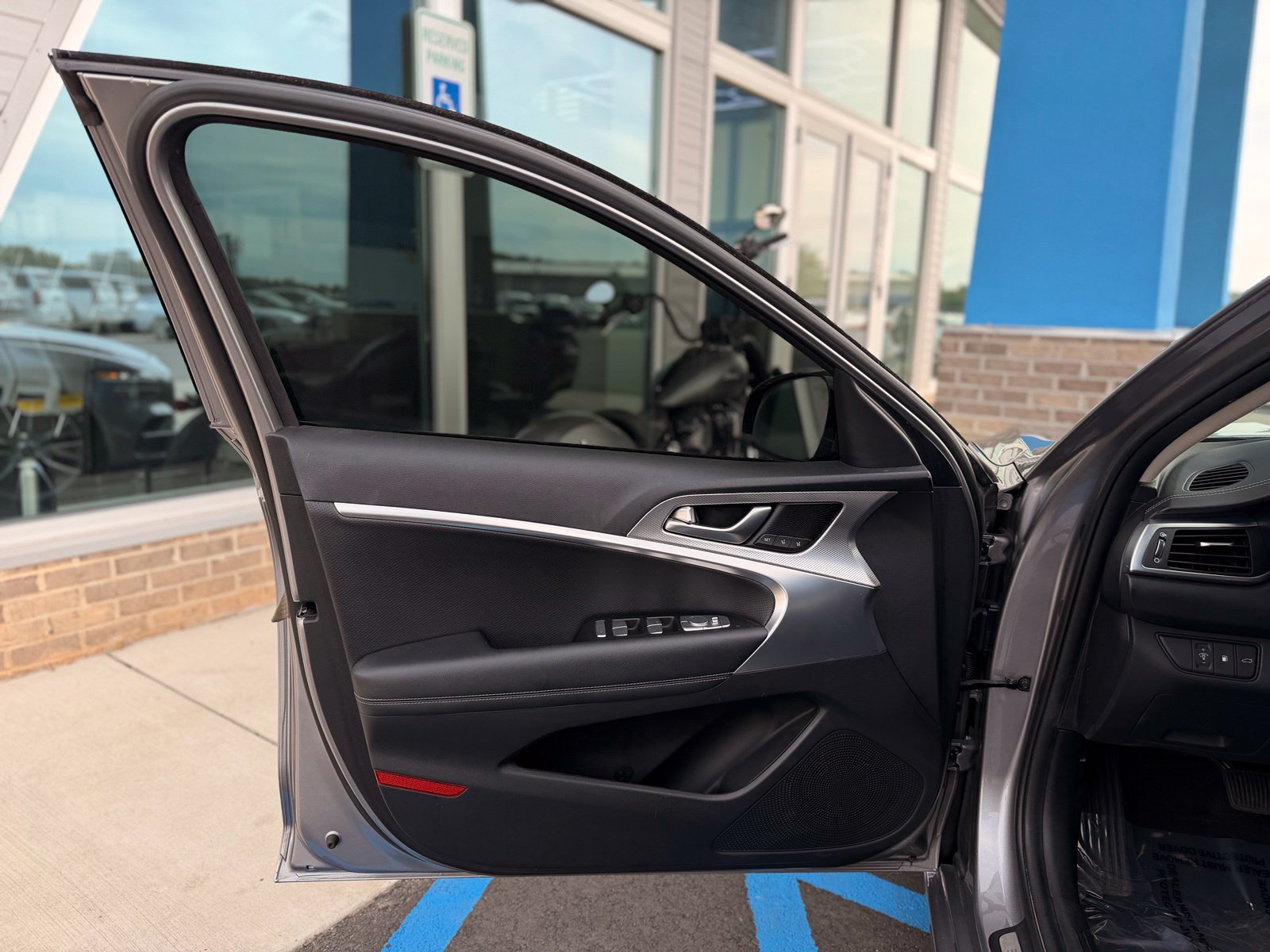 Used 2022 Genesis G70 3.3T RWD image 12