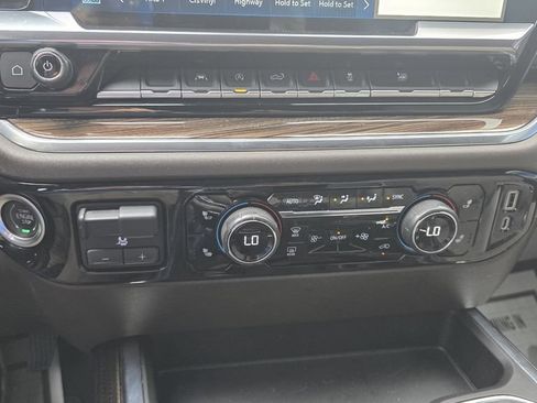 Used 2022 Chevrolet Silverado 1500 LT AWD/4WD image 21