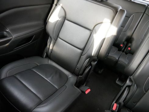 Used 2023 GMC Acadia SLT image 12