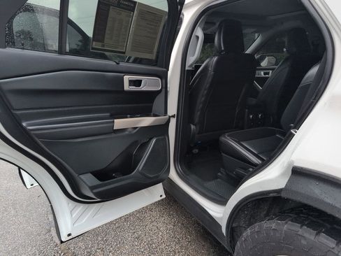 Used 2023 Ford Explorer Limited w/ Equipment Group 301A RWD image 10