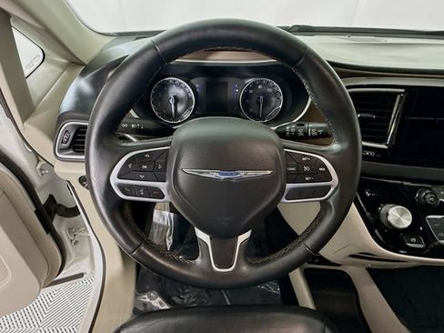 Used 2017 Chrysler Pacifica Touring-L FWD image 11