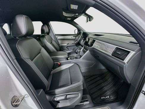 Used 2023 Volkswagen Atlas Cross Sport SE FWD image 33