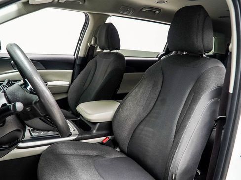 Used 2024 Kia Carnival LX image 34