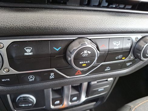 Used 2025 Jeep Wrangler Sport image 15