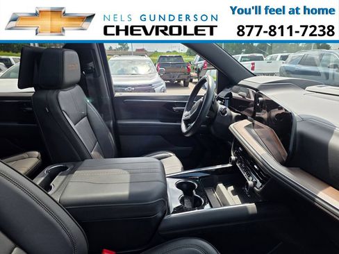 Used 2025 Chevrolet Suburban High Country AWD/4WD image 8