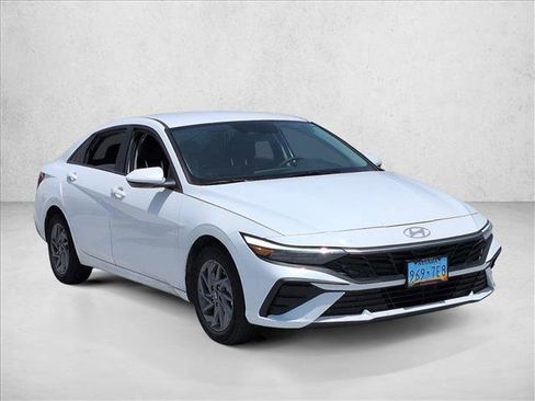 Used 2025 Hyundai Elantra Hybrid FWD image 3