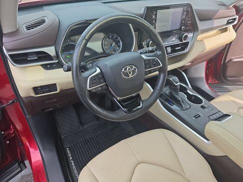 Used 2020 Toyota Highlander XLE AWD/4WD image 18