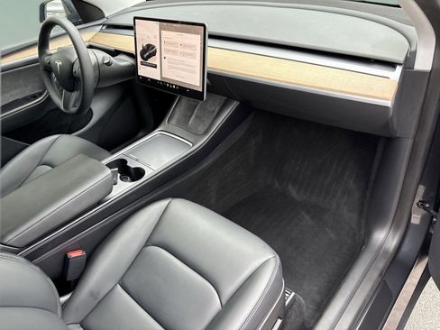 Used 2025 Tesla Model Y Long Range RWD image 19