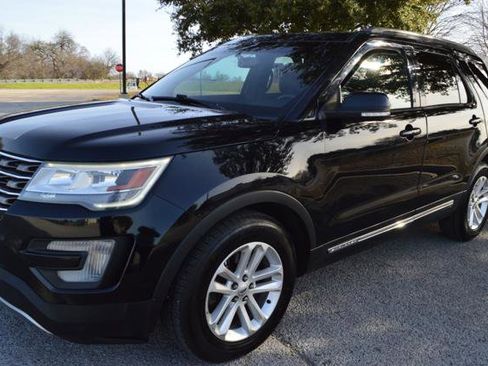 Used 2016 Ford Explorer XLT w/ Equipment Group 202A image 4