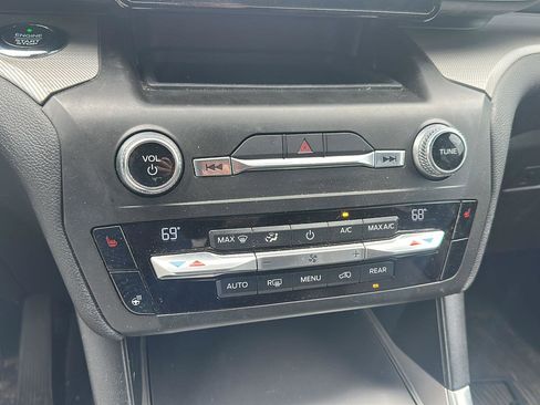 Used 2020 Ford Explorer XLT w/ Equipment Group 202A AWD/4WD image 18