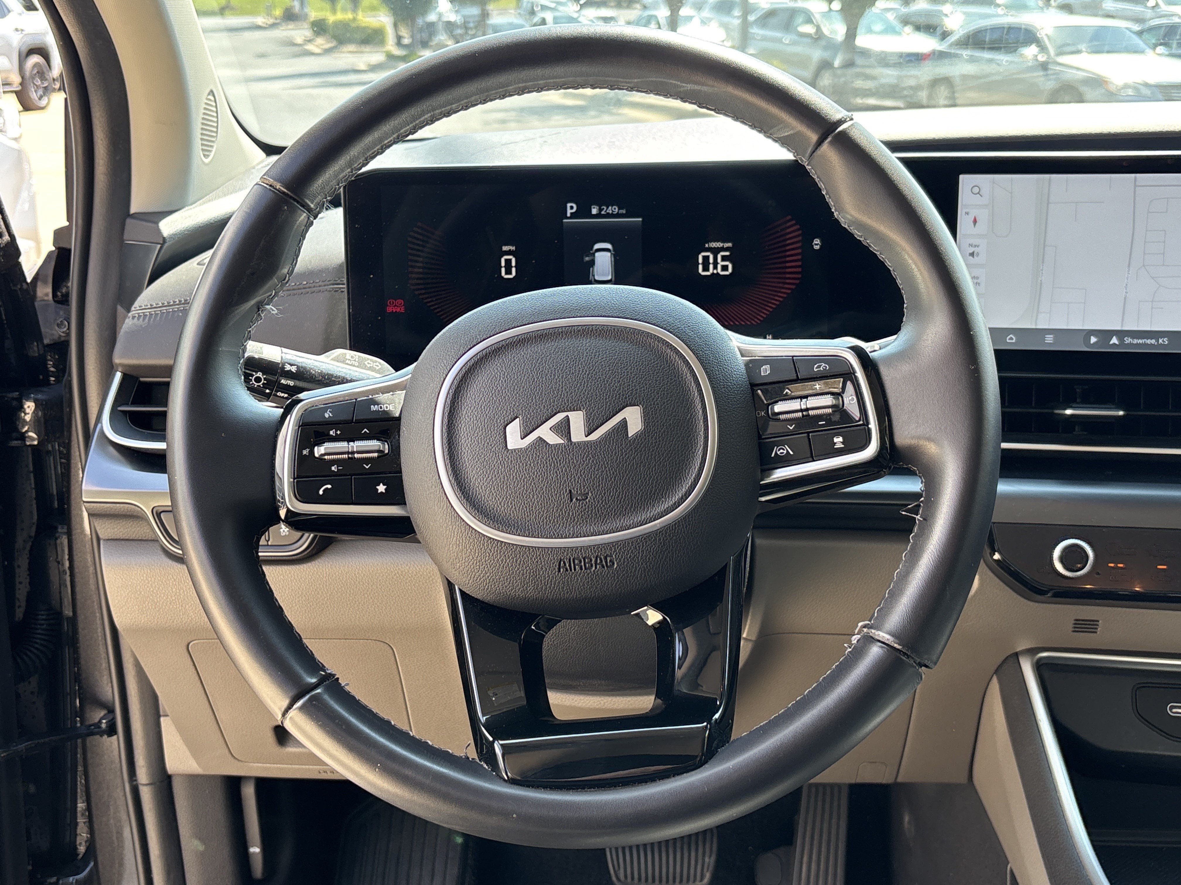 Used 2025 Kia Carnival FWD image 17